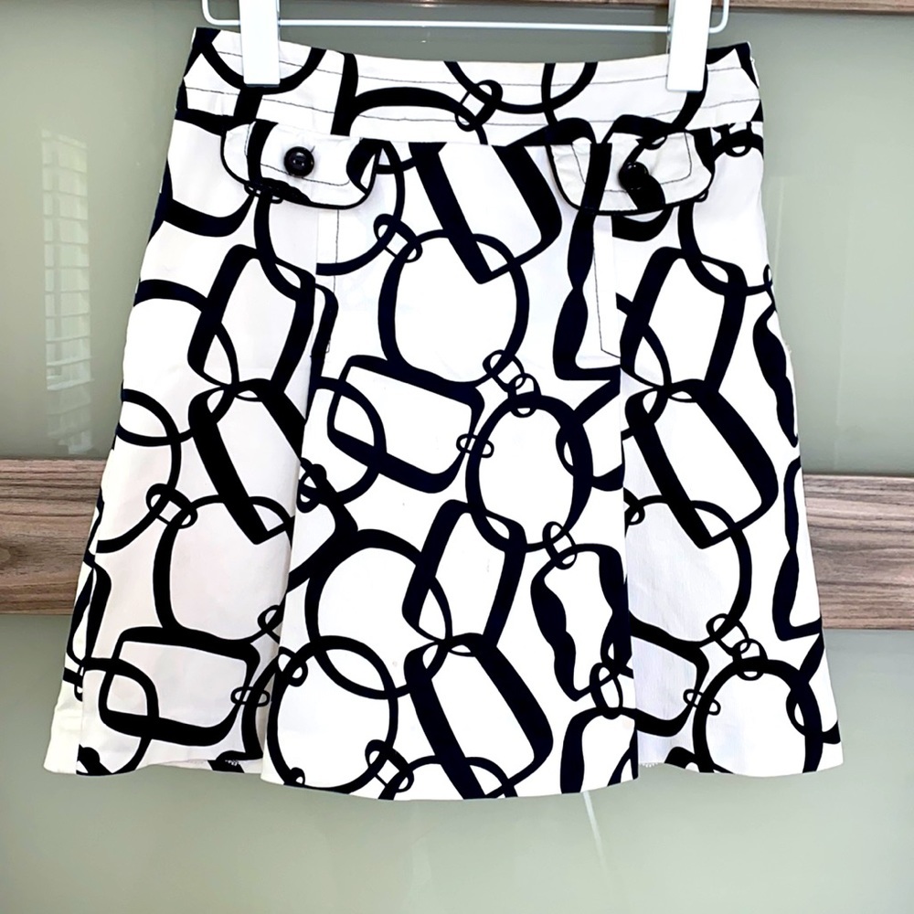 Trina Turk mini  pleat skirt with faux pockets ,side zip. Chain print